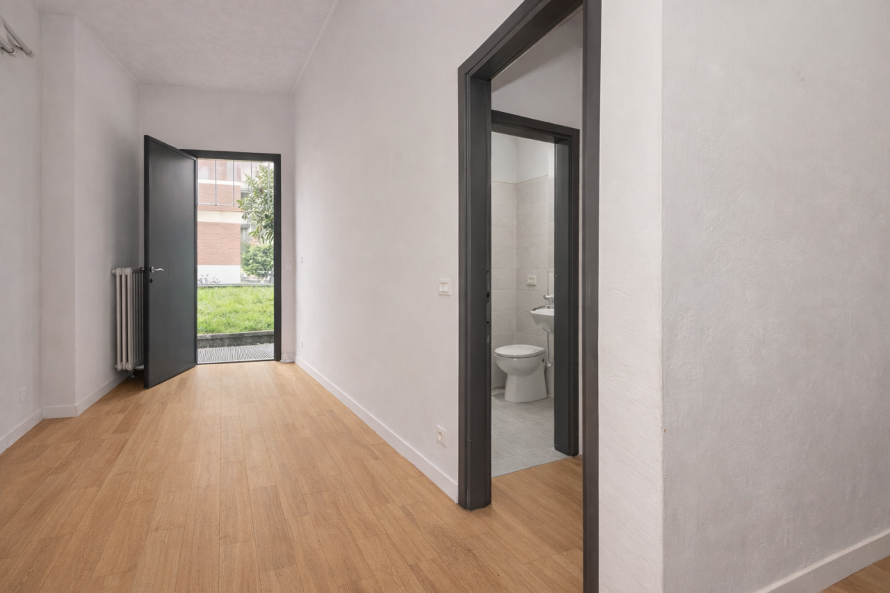 RENDER Spazio luminoso con bagno a vista AI